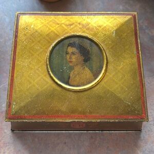 Queen Elizabeth tin